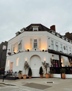 Beyond a Fresh Coat: Understanding Professional Painting and Decorating Services in London